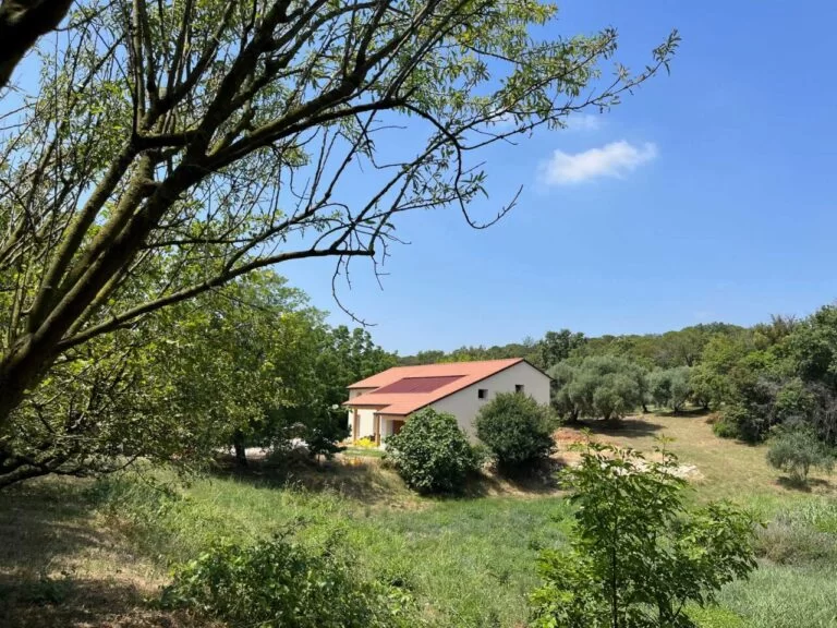 Casa in legno in collina