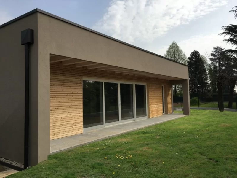 Casa in legno con tetto piano